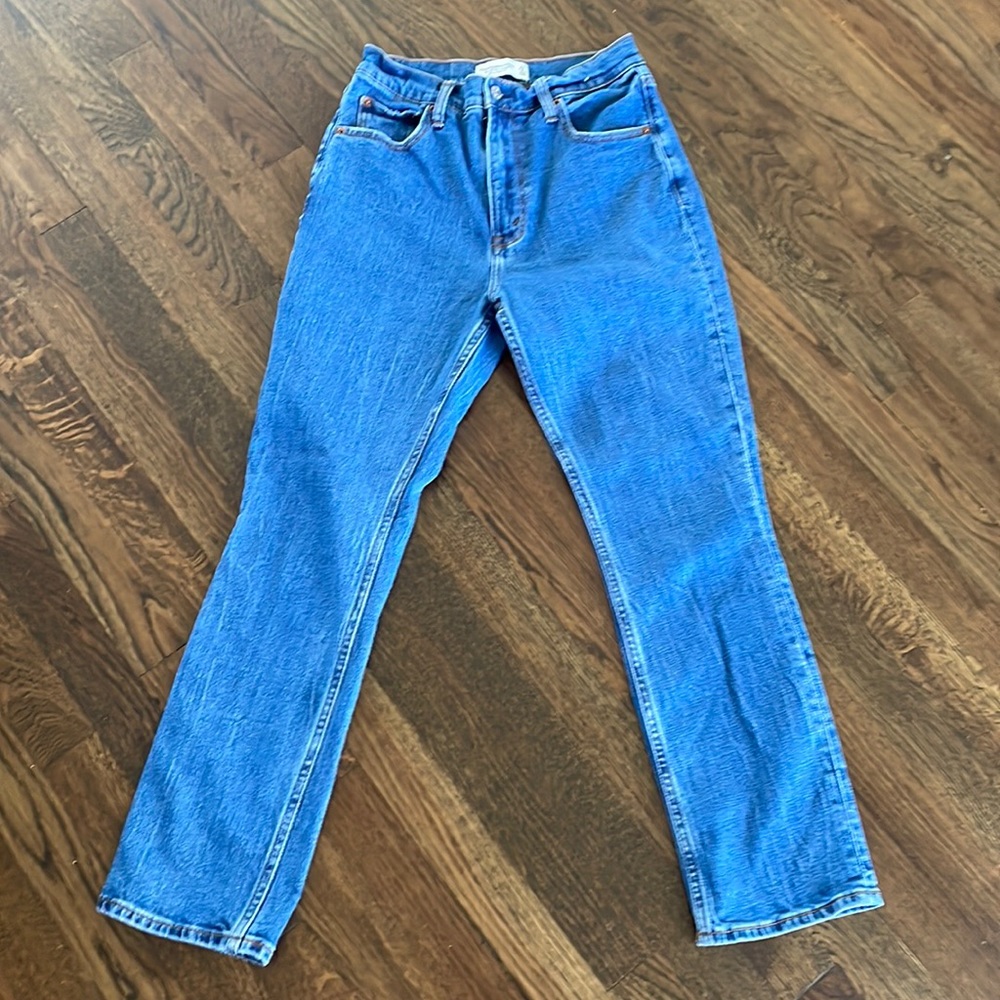 Abercrombie Jeans 27. Length extra short. Color Dark.99% Cotton, 1% Elastane